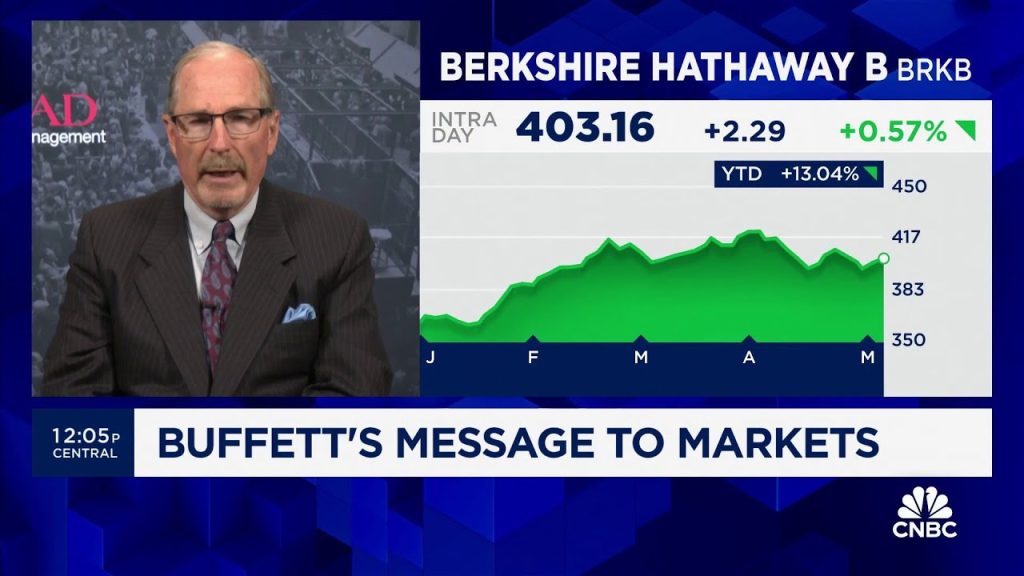 Warren Buffett is now ‘as bearish as he ever gets,’ says Bill Smead